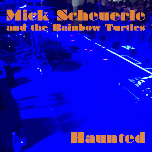 Eine in tiefes blau getauchte Bhne.Plattencover Haunted von Mick Scheuerle and the Rainbow Turtles