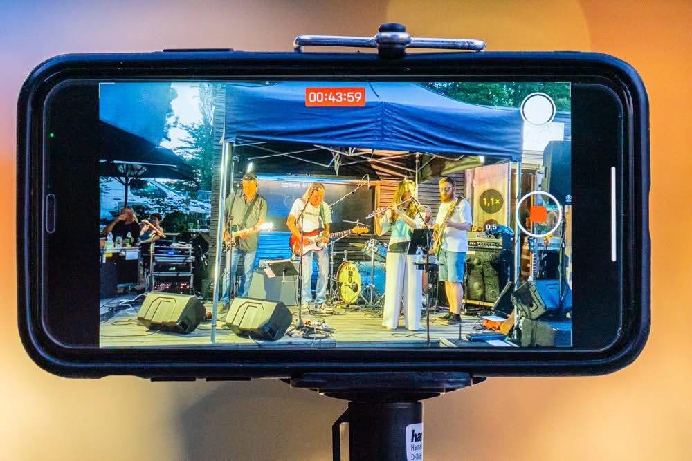 Die Rainbow Turtles werden beim Auftritt ber ein Handy gefilmt